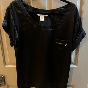 Diane von Furstenberg silk black short sleeve scoop neck top with pocket